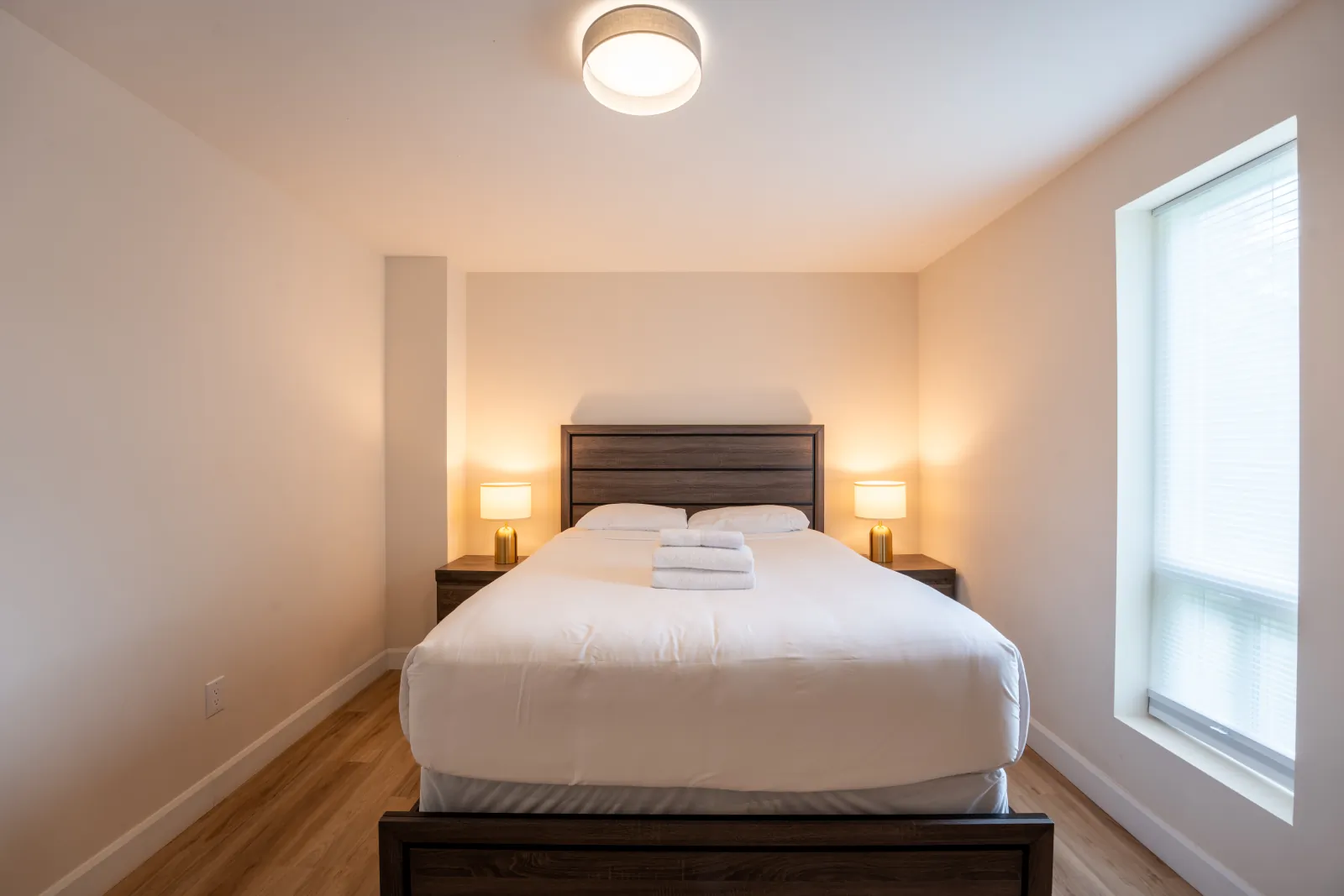 The 44L gallery: queen bed in a window nook